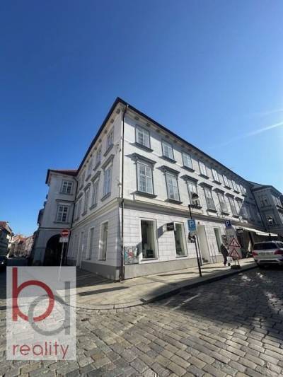 Nabízíme k pronájmu reprezentativní prostory v přízemí domu po kompletní rekonstrukci