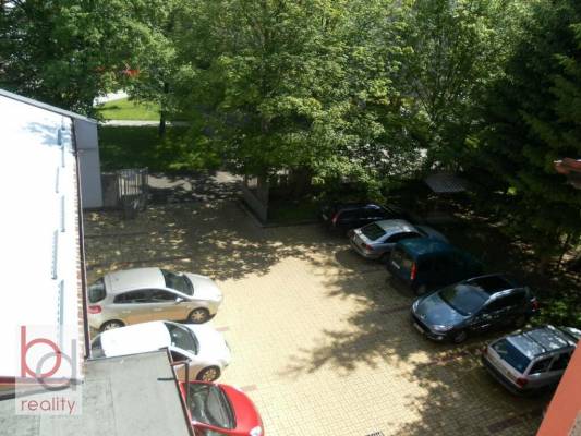 Nabízíme pronájem kanceláří v administrativní budově s parkováním