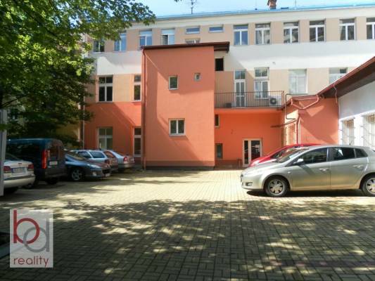 Nabízíme pronájem kanceláří v administrativní budově s parkováním
