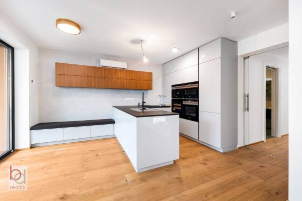 Nabízíme k pronájmu byt 3KK s terasou a zahradou v centru města s parkováním